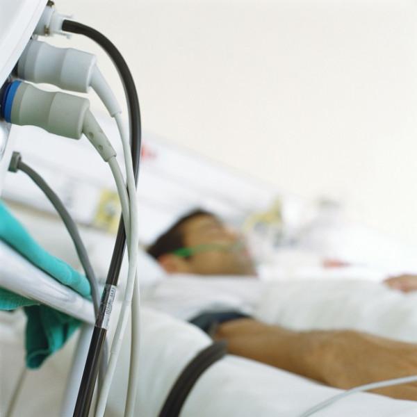 腫瘤病房內，患者拼了命的在呼吸；病房外，家屬卻放棄了治療