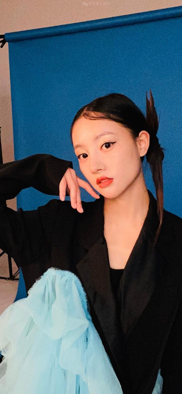 朱麗嵐桌布｜淡雅妝容 青春感十足