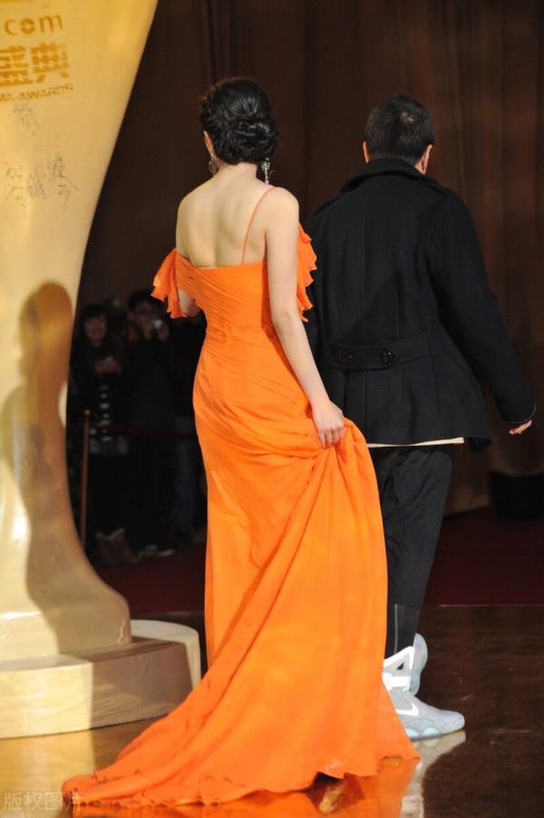 2012年聽著大冪冪的《愛的供養》就要過年了，現在又要過年了