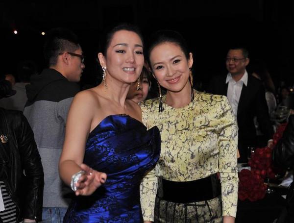 鞏俐和章子怡都好有氣質，鞏皇自信美麗，穿的藍色裙子非常大氣