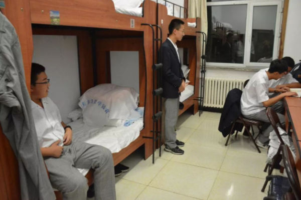 “如果能重來，絕不讓孩子住校”，一位寄宿生家長哭訴其中原委