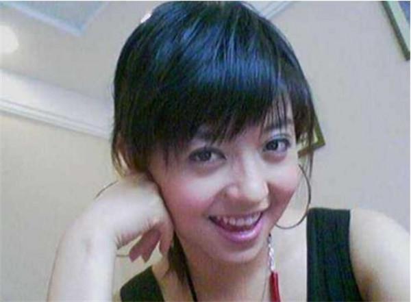 6年前主持人佟瑤在河邊溺水而亡，葬禮上哭到昏厥的丈夫今怎樣？