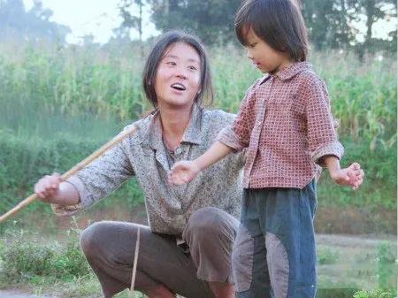 有一種天性叫母愛,瘋女人撿來棄嬰撫養,女娃長大後賺棄母親丟臉 有一種天性叫母愛,瘋女人撿來棄嬰撫養,女娃長大後賺棄母親丟臉