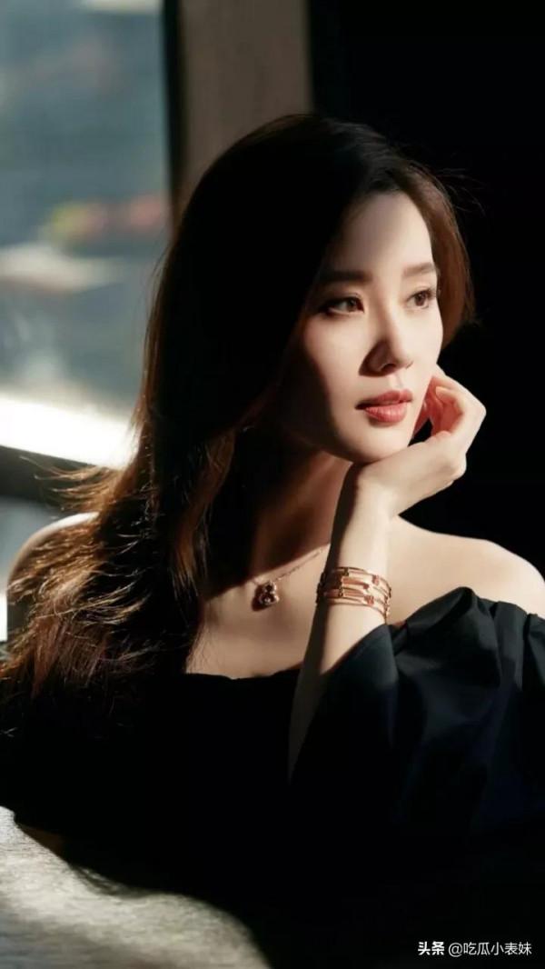 劉詩詩，顏值超群，身材迷人