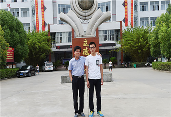 母親離家，父親癱瘓，瘦弱少年扛起一個家，歷經坎坷終圓夢清華