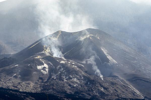 西班牙老昆布雷火山“恢復平靜”大量火山灰覆蓋附近地區