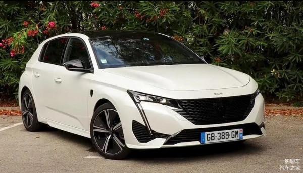 “車標”屬實搶眼！全新標緻308兩廂版海外街拍，是三缸發動機