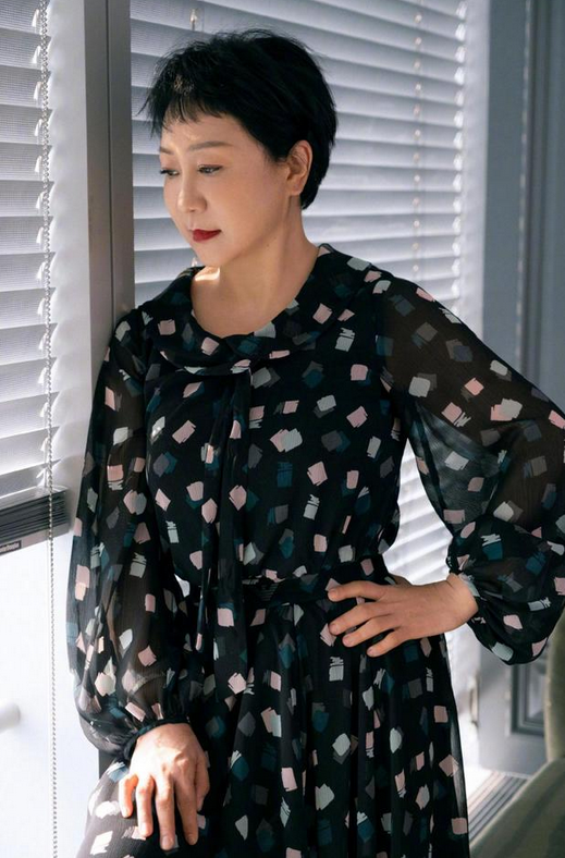 被楊紫媽媽驚豔到了，穿印花長裙顯貴婦範，美貌度絲毫不輸親女兒