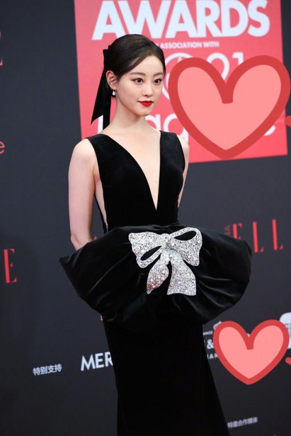 ELLE盛典出意外，紅毯環節延期到深夜，女星造型脫妝狀態受影響