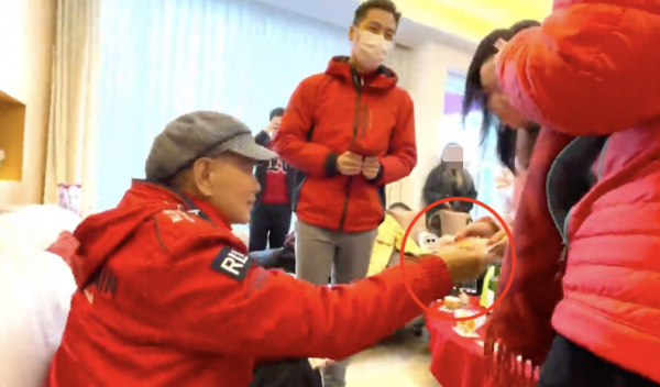 汪明荃夫婦被眾人跪地拜年！9名徒弟輪番敬茶，兩人送出一疊鈔票