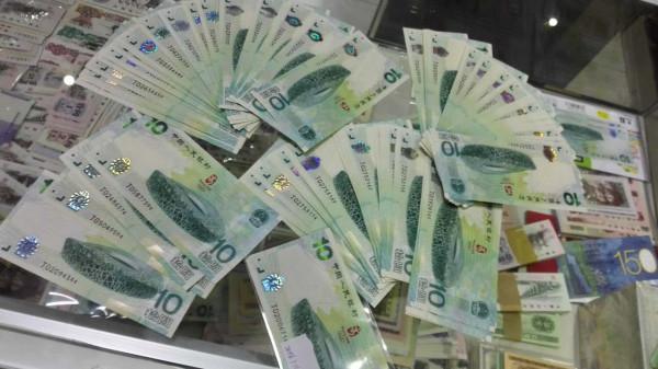 市價高達49.5萬,很多人兌換一張也難的紀念鈔,整刀整捆哪來的 市價高達49.5萬,很多人兌換一張也難的紀念鈔,整刀整捆哪來的