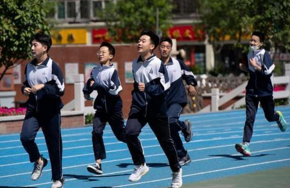 初中生髮型新規定，男生看起來少年感十足，女生看後很難接受