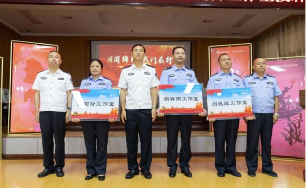 被拐女嬰30年後帶新婚丈夫回家，父親墳前哭成淚人：爸，我回家了