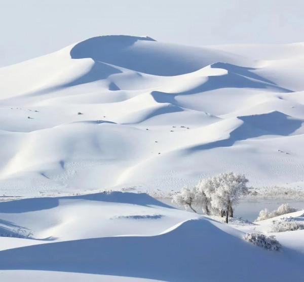 高畫質圖集！塔克拉瑪干沙漠下雪了