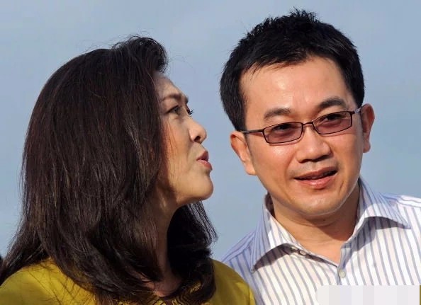 54歲英拉好福氣：相伴25年的男友在家等她，長兄如父護她半生周全