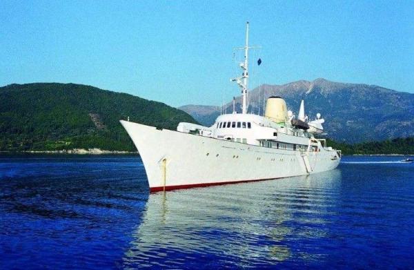 她獨自繼承了船王父親的全部遺產，卻四婚四離，38歲死於自家浴缸