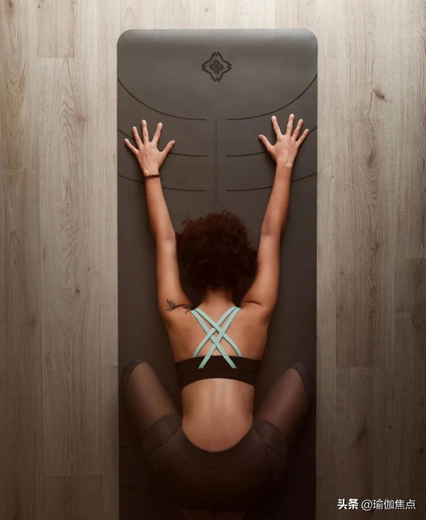 看似簡單的瑜伽嬰兒式，11個開肩變體，效果驚人！（附錯誤解析）