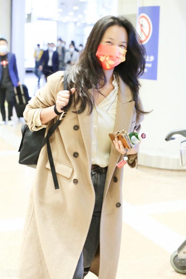 湯唯穿駝色呢子大衣搭配卷邊牛仔褲,腳踩黑色短靴簡約大氣 湯唯穿駝色呢子大衣搭配卷邊牛仔褲,腳踩黑色短靴簡約大氣