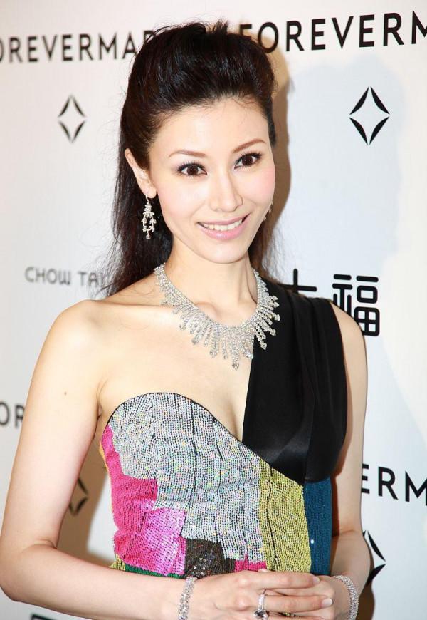 李嘉欣細看也老了,穿亮片單肩裙看著挺新潮,眼角皺紋遮不住 李嘉欣細看也老了,穿亮片單肩裙看著挺新潮,眼角皺紋遮不住