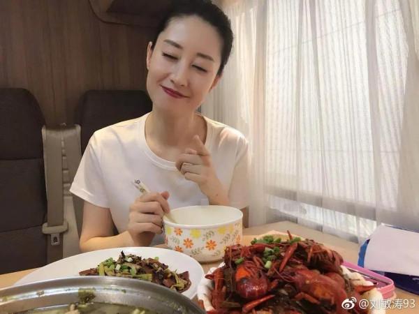 劉敏濤伙食不錯，很滿足的樣子