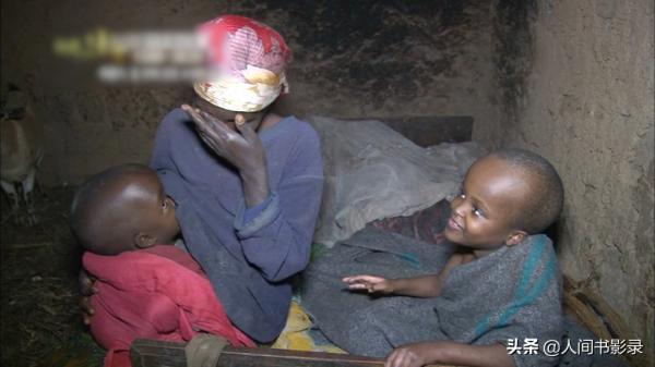 非洲女孩癱瘓10年，1天只吃1頓飯，每天和羊睡在一起