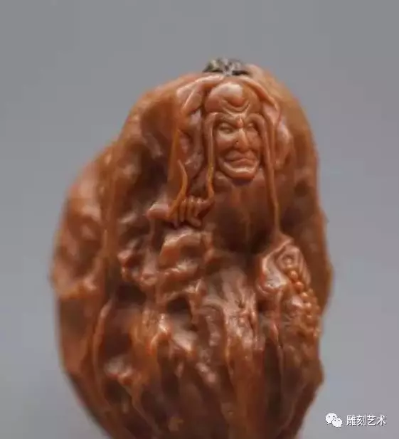 桃子誰都吃過,可是如此勁爆的桃核雕刻誰見過? 桃子誰都吃過,可是如此勁爆的桃核雕刻誰見過?