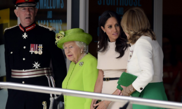 梅根有多不拘小節？冬天穿毛衣汗打溼腋下，和英女王出訪蹺二郎腿