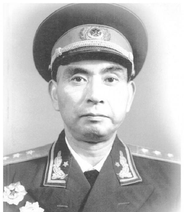 1979年，鄧小平欽點一位將領，擔任北京衛戍區司令，他是誰