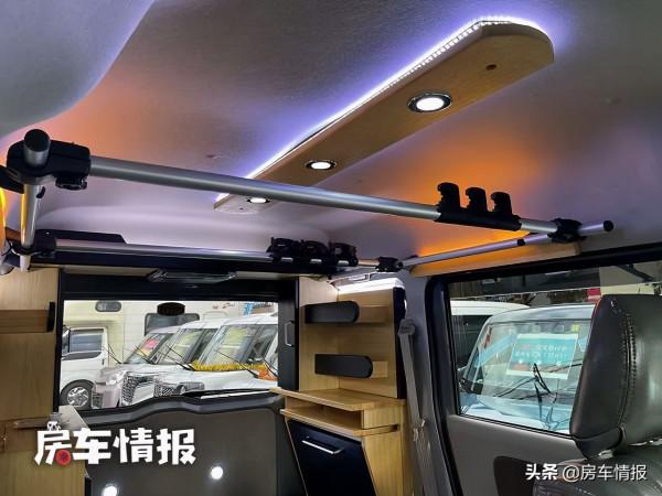 約合15萬的鈴木四驅房車，尺寸比飛度還小，車內能住2人有小餐廳