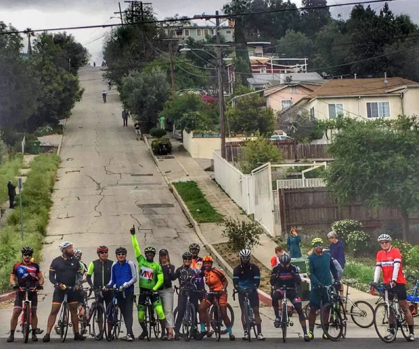 世界上最陡峭的街道，普通的車都上不去，恐高的人會害怕