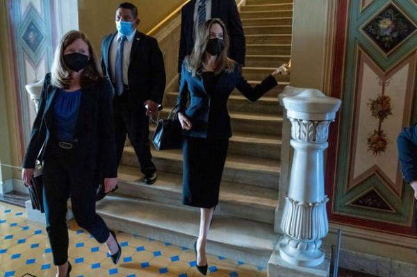 安吉麗娜·朱莉為女性權利奔走,多變造型知性優雅,美得發光 安吉麗娜·朱莉為女性權利奔走,多變造型知性優雅,美得發光