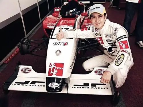 5位“賽車手”明星，林志穎一直活躍賽車圈，韓寒的成就無人能及