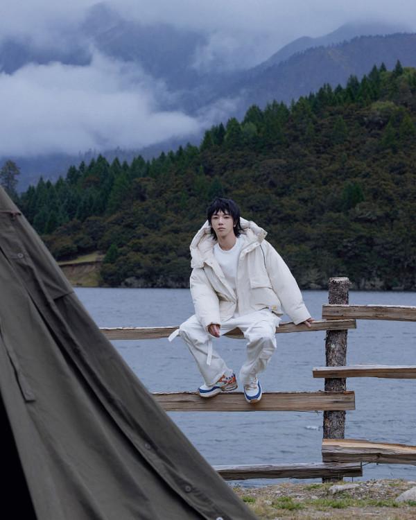 華晨宇山野雲海間自由漫步 純粹白色勾勒溫柔氣質