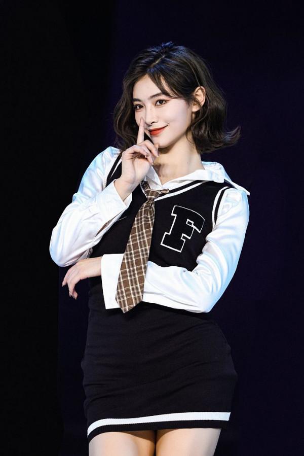 許佳琪7SENSE迴歸演唱會新歌舞臺首秀 百變造型甜美酷颯