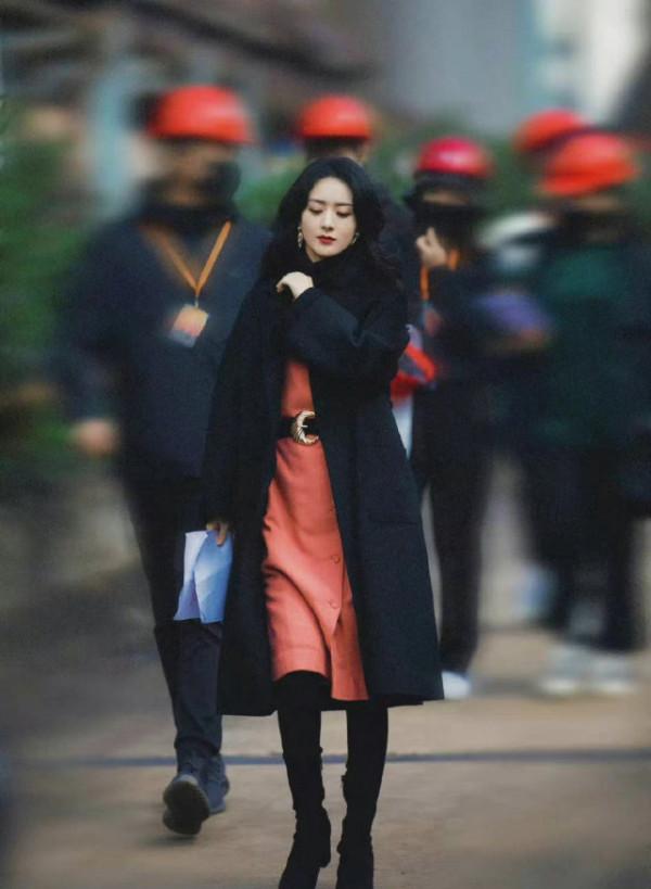 趙麗穎新劇造型太驚豔!穿大衣變女總裁,不披戰袍依舊是氣場全開 趙麗穎新劇造型太驚豔!穿大衣變女總裁,不披戰袍依舊是氣場全開