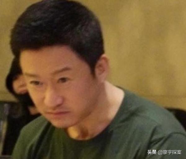 有人帶8助理30保鏢，他啃漢堡被噎，誰揭了“塑膠演員”的遮羞布