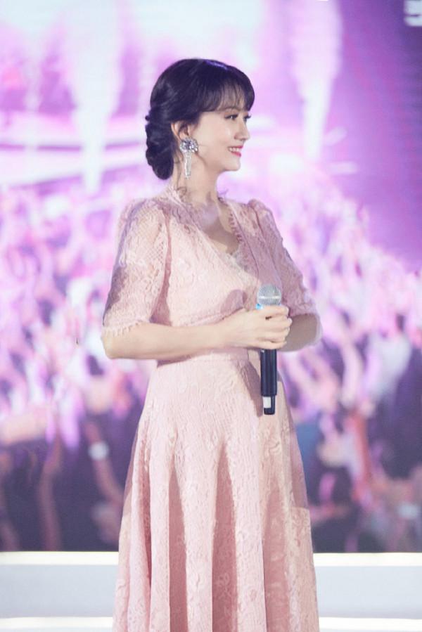 趙雅芝粉色紗裙溫柔至極 動人眉眼彎彎笑含春風 趙雅芝粉色紗裙溫柔至極 動人眉眼彎彎笑含春風