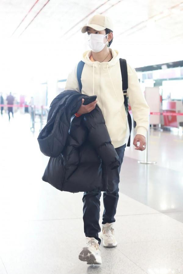 男星街拍 |“空靈系男生”丁真呆萌現身，小李子&amp;德普叔變化驚人