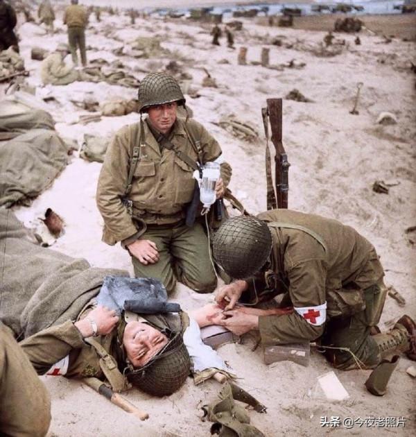 罕見照：小販給丘吉爾點雪茄，德軍與女友換裝，百年前的日本浴場