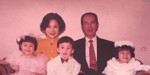 藍瓊纓的高階情史，14歲靠家世拿捏賭王，15年生5個娃攢千億身家