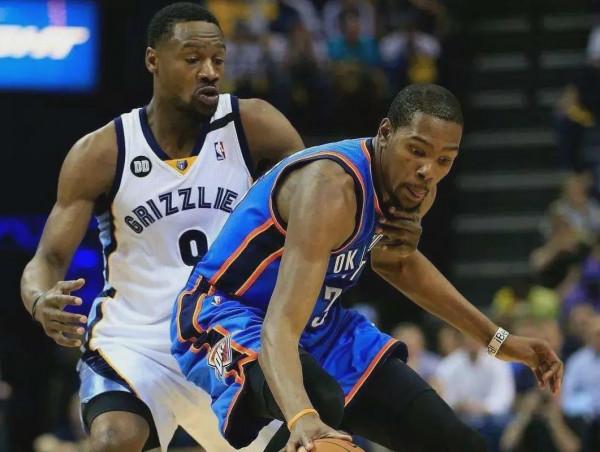 球衣退役儀式為防守悍將指明方向,低位大殺器黑熊終獲認可 球衣退役儀式為防守悍將指明方向,低位大殺器黑熊終獲認可