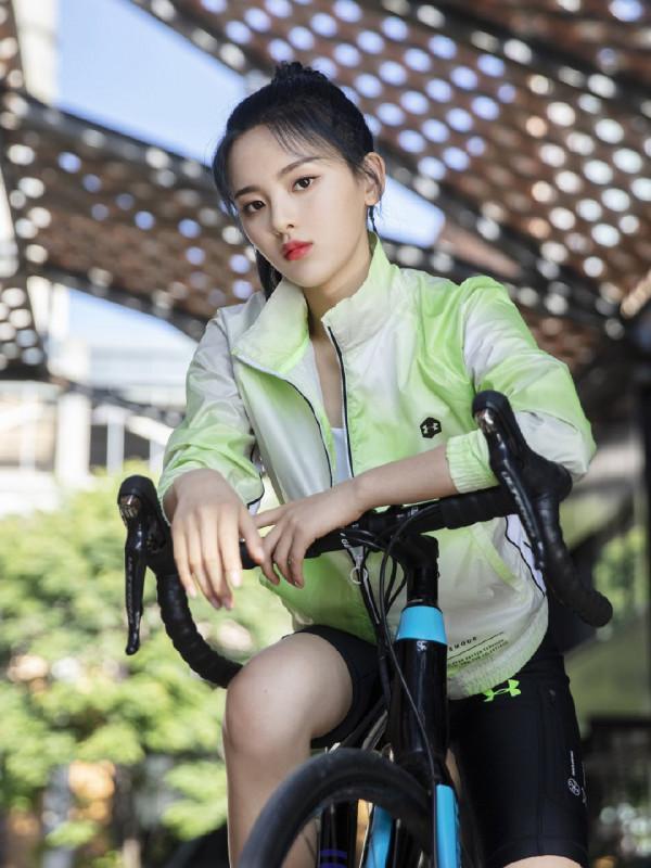 82斤古力娜扎和100斤楊超越，同是熒光綠運動造型，風格卻不同？