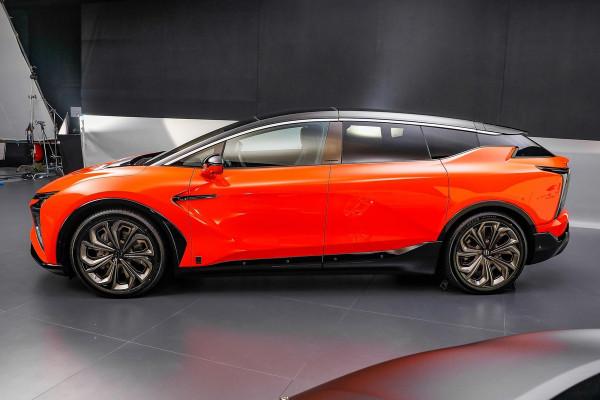 配NT展翼門，車主設計大燈圖案，帶你看神秘的高合HiPhiX