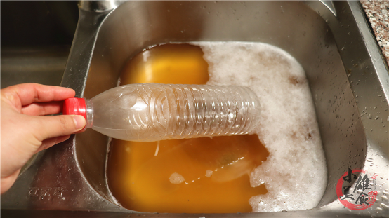 洗碗池下水道不管有多堵，只需一個塑膠瓶，馬上疏通，不花一分錢