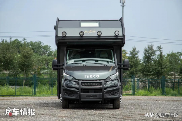 黑金剛房車真帥！越野外觀氣場不輸烏尼莫克，出廠帶電14度隨便用