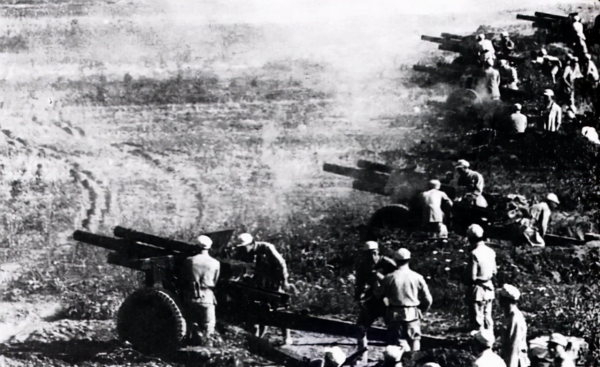 7縱強攻東局子,司令員鄧華嚴密注視戰場形勢,前方始終沒有訊息 7縱強攻東局子,司令員鄧華嚴密注視戰場形勢,前方始終沒有訊息