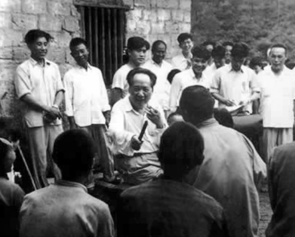 50年警衛員孫勇陪毛主席散步時，因何事主席笑著說：我給你當衛士