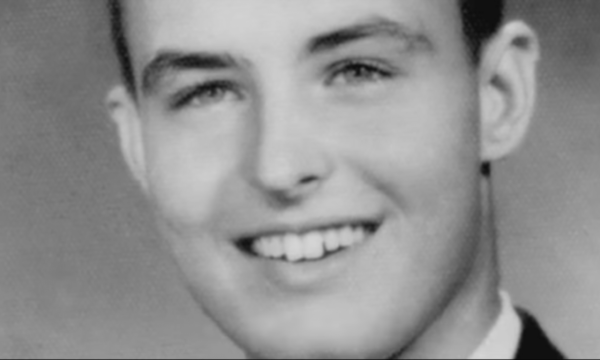 1972年,美國兩名女孩戴手銬攔警車求救,警察連環殺人案由此揭開 1972年,美國兩名女孩戴手銬攔警車求救,警察連環殺人案由此揭開