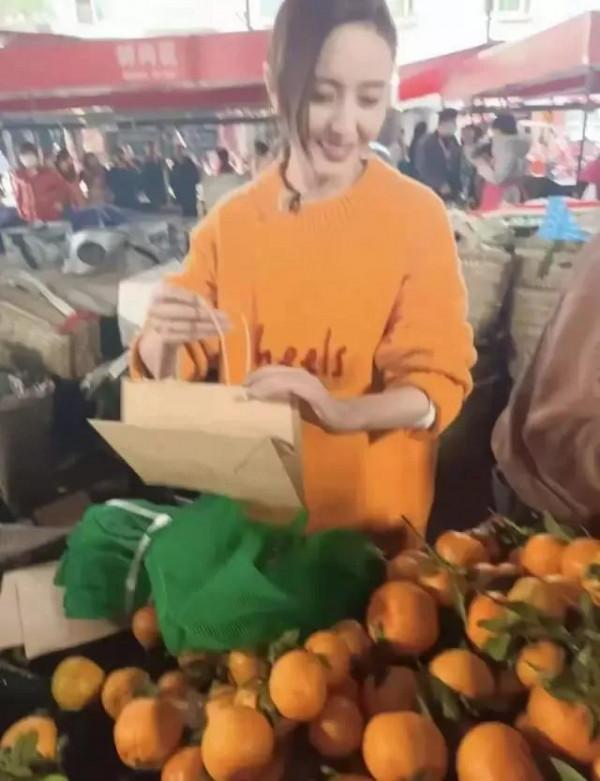 47歲黃渤現身小鎮菜市場,賣橙子動作熟練,佟麗婭氣質太出眾 47歲黃渤現身小鎮菜市場,賣橙子動作熟練,佟麗婭氣質太出眾