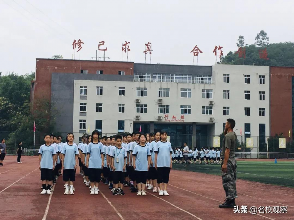 武勝超前，300餘名新生集結綠茵場，氣宇軒昂，激情飛揚